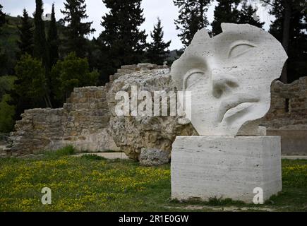 Sculpture artistique représentant 'Luci di Nara' du sculpteur polonais Igor Mitoraj sur le terrain de la Villa Romana del Casale en Sicile, Italie. Banque D'Images