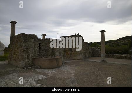 Paysage avec vue panoramique sur les anciens murs de fortification de la Villa Romana del Casale en Sicile, Italie. Banque D'Images