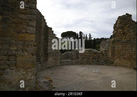 Paysage avec vue panoramique sur les anciens murs de fortification de la Villa Romana del Casale en Sicile, Italie. Banque D'Images