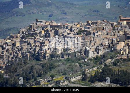 Paysage avec vue panoramique de Pietraperzia un village médiéval pittoresque en Sicile, Italie. Banque D'Images