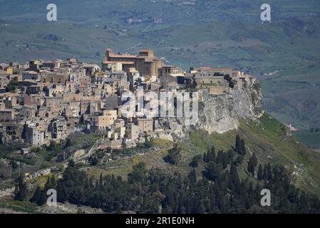Paysage avec vue panoramique de Pietraperzia un village médiéval pittoresque en Sicile, Italie. Banque D'Images