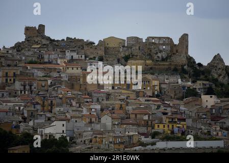 Paysage avec vue panoramique de Pietraperzia un village médiéval pittoresque en Sicile, Italie. Banque D'Images