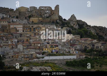 Paysage avec vue panoramique de Pietraperzia un village médiéval pittoresque en Sicile, Italie. Banque D'Images