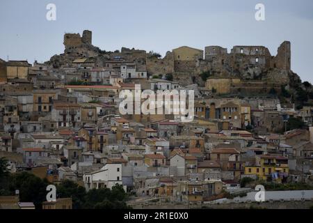 Paysage avec vue panoramique de Pietraperzia un village médiéval pittoresque en Sicile, Italie. Banque D'Images