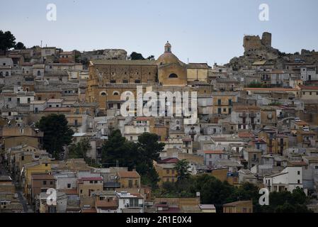 Paysage avec vue panoramique de Pietraperzia un village médiéval pittoresque en Sicile, Italie. Banque D'Images