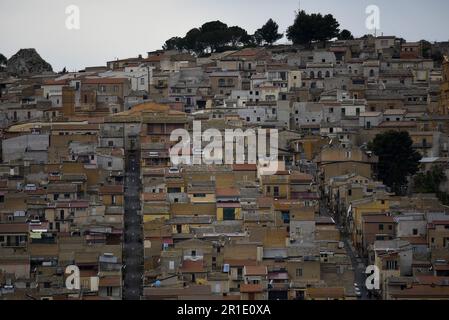 Paysage avec vue panoramique de Pietraperzia un village médiéval pittoresque en Sicile, Italie. Banque D'Images