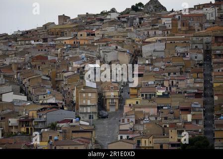Paysage avec vue panoramique de Pietraperzia un village médiéval pittoresque en Sicile, Italie. Banque D'Images