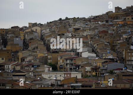 Paysage avec vue panoramique de Pietraperzia un village médiéval pittoresque en Sicile, Italie. Banque D'Images