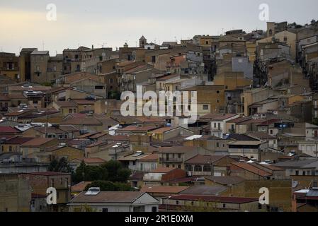 Paysage avec vue panoramique de Pietraperzia un village médiéval pittoresque en Sicile, Italie. Banque D'Images