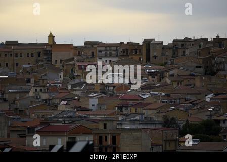 Paysage avec vue panoramique de Pietraperzia un village médiéval pittoresque en Sicile, Italie. Banque D'Images
