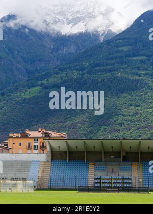 Mario Puchoz stade de football dans la ville d'Aoste, Vallée d'Aoste, NW Italie. Nuages spectaculaires sur les alpes enneigées derrière Banque D'Images