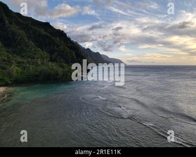 Côte de Napali photographiée à partir d'un drone de Kee Beach Banque D'Images