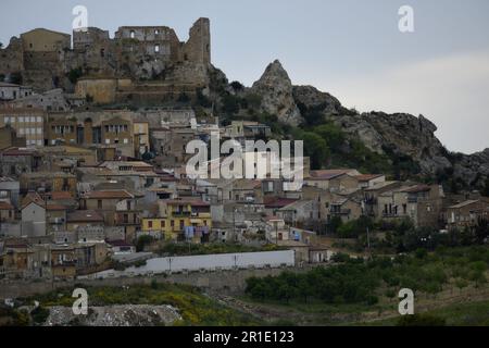 Paysage avec vue panoramique de Pietraperzia un village médiéval pittoresque en Sicile, Italie. Banque D'Images