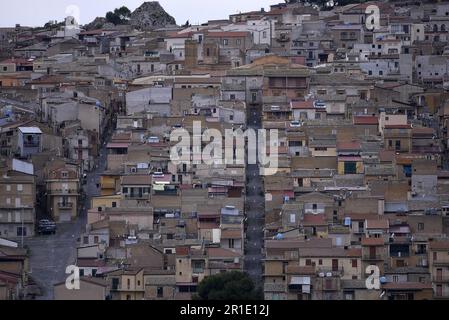 Paysage avec vue panoramique de Pietraperzia un village médiéval pittoresque en Sicile, Italie. Banque D'Images
