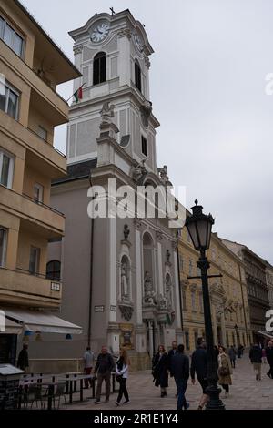 Budapest, Hongrie - 29 avril 2023 - la rue Vaci est l'une des principales voies piétonnes et peut-être la rue la plus célèbre du centre de Budapest Banque D'Images