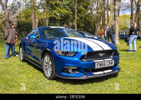 2018 Ford Mustang GT, exposé au Scramble d'avril qui s'est tenu au Bicester Heritage Centre le 23rd avril 2023. Banque D'Images