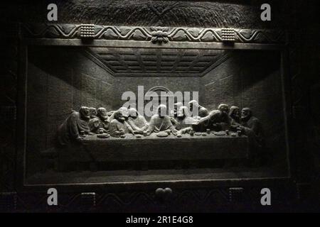 Une sculpture de secours du dernier souper dans une église souterraine de la mine de sel de Wieliczka, Cracovie, Pologne Banque D'Images