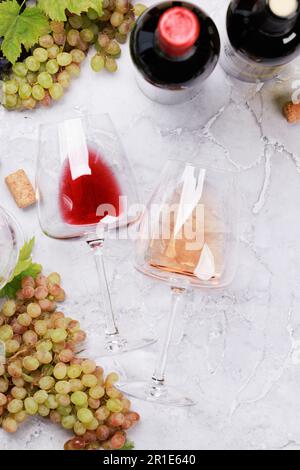 Verres et bouteilles de vin rouge et rose. Pose à plat Banque D'Images
