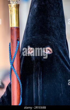 Un membre de la Cofradía Penitencial de la Santa Vera-Cruz dans un cappirote lors d'une procession Santa Semnana à Valladolid, Espagne Banque D'Images
