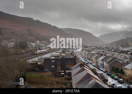 Transport pour le train turbostar de classe 170 du pays de Galles passant par les rangées de maisons en terrasse alors qu'il passe devant le MCG, Blaenau Gwent, pays de Galles, sur la ligne de chemin de fer Ebbw Vale Banque D'Images