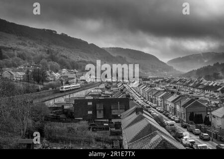 Transport pour le train turbostar de classe 170 du pays de Galles passant par les rangées de maisons en terrasse alors qu'il passe devant le MCG, Blaenau Gwent, pays de Galles, sur la ligne de chemin de fer Ebbw Vale Banque D'Images