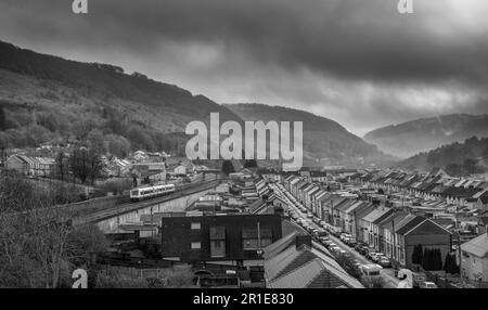 Transport pour le train turbostar de classe 170 du pays de Galles passant par les rangées de maisons en terrasse alors qu'il passe devant le MCG, Blaenau Gwent, pays de Galles, sur la ligne de chemin de fer Ebbw Vale Banque D'Images