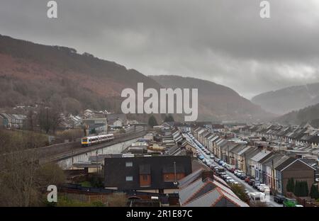 Transport pour le train turbostar de classe 170 du pays de Galles passant par les rangées de maisons en terrasse alors qu'il passe devant le MCG, Blaenau Gwent, pays de Galles, sur la ligne de chemin de fer Ebbw Vale Banque D'Images