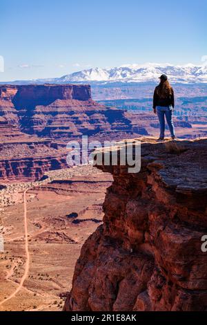 Tourisme surplombant Shafer Canyon et Shafer Trail Road ; Parc national de Canyonlands ; Utah ; États-Unis Banque D'Images