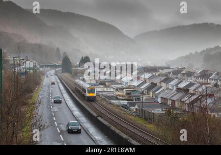 Transport pour le train turbostar de classe 170 du pays de Galles passant par les rangées de maisons en terrasse alors qu'il passe devant le MCG, Blaenau Gwent, pays de Galles, sur la ligne de chemin de fer Ebbw Vale Banque D'Images