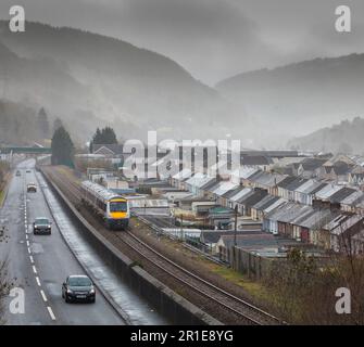 Transport pour le train turbostar de classe 170 du pays de Galles passant par les rangées de maisons en terrasse alors qu'il passe devant le MCG, Blaenau Gwent, pays de Galles, sur la ligne de chemin de fer Ebbw Vale Banque D'Images
