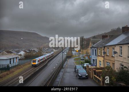 Transport pour le train turbostar de classe 170 du pays de Galles passant par les rangées de maisons en terrasse alors qu'il passe devant le MCG, Blaenau Gwent, pays de Galles, sur la ligne de chemin de fer Ebbw Vale Banque D'Images