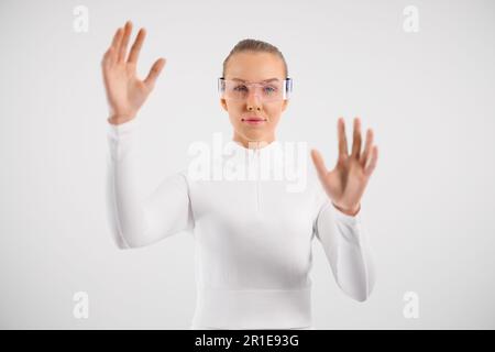 Femme portant des lunettes de réalité virtuelle et des gestes Banque D'Images