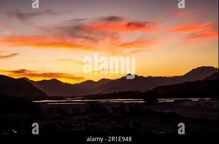 Coucher de soleil spectaculaire sur les montagnes lointaines du Richtersveld Banque D'Images
