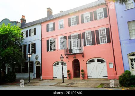 2023, mise à jour, Rainbow Row est le nom d'une série de treize maisons historiques colorées à Charleston, en Caroline du Sud. Banque D'Images