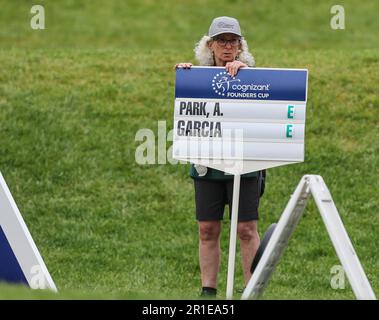 Clifton, NJ, États-Unis. 13th mai 2023. Un travailleur regarde pendant le troisième tour à la Cognizant Founders Cup au Upper Montclair Country Club de Clifton, NJ Mike Langish/CSM/Alamy Live News Banque D'Images