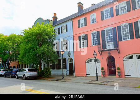 2023,update,Rainbow Row est le nom d'une série de treize maisons historiques colorées à Charleston, Caroline du Sud. Banque D'Images