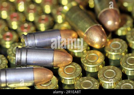 Balle 9mm parabellum FMJ (blouson en métal) et 11mm FMJ sur boîte de munitions. Banque D'Images