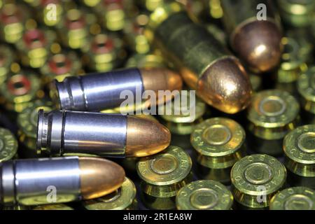 Balle 9mm parabellum FMJ (blouson en métal) et 11mm FMJ sur boîte de munitions. Banque D'Images