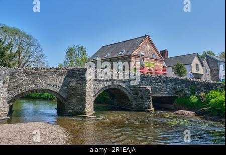 Le pont médiéval traversant la rivière Clune à Clunn, Shropshire Banque D'Images