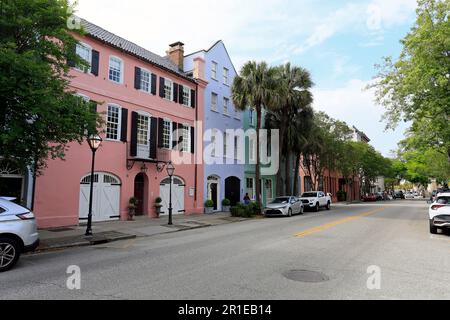 2023, mise à jour, Rainbow Row est le nom d'une série de treize maisons historiques colorées à Charleston, Caroline du Sud, Etats-Unis Banque D'Images