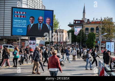 Istanbul, Turquie. 13th mai 2023. Les gens ont vu passer devant une affiche de Kemal Kilicdaroglu, le candidat à la présidence de la Turquie, chef du Parti républicain du peuple (CHP) de l'opposition, affichée sur un panneau d'affichage. Avant les élections présidentielles et législatives qui auront lieu dimanche, 14 mai 2023, les interdictions d'élections ont commencé à 18 h 00 ce soir. (Photo par Onur Dogman/SOPA Images/Sipa USA) crédit: SIPA USA/Alay Live News Banque D'Images