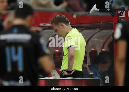 UTRECHT - arbitre Ingmar Oostrom regarder l'assistant vidéo arbitre (VAR) pendant le match de première ligue néerlandais entre le FC Utrecht et le RKC Waalwijk au stade Galgenwaard sur 13 mai 2023 à Utrecht, pays-Bas. ANP BART STOUTJESDYK Banque D'Images