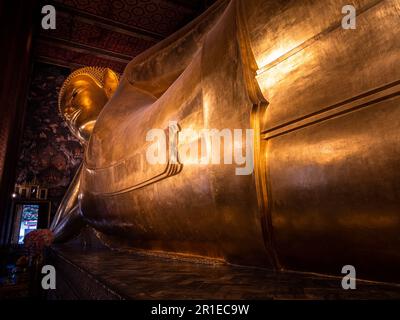 Le Buddhe couché en or scintillant dans le temple Wat Pho à Bangkok, en Thaïlande. Banque D'Images