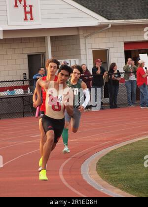 Concours High School Track & Field au New Jersey, aux États-Unis, avec sprints pour garçons et filles et haies pour garçons. Banque D'Images