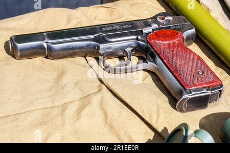 Samara, Russie - 13 mai 2023 : armes russes. Le pistolet automatique de Stechkin a été produit en Union soviétique. C'est l'une des meilleures pistolets automatiques Banque D'Images