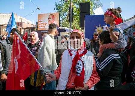 Kasimpasa, Istanbul, Turquie. 13th mai 2023. Les partisans de Recep Tayyip Erdogan, Président de la Turquie et le candidat à la présidentielle sont présents à la manifestation de campagne électorale dans la Kasimpasa d'Istanbul, avant les élections générales turques le 14 mai 2023 (Credit image: © Tolga Uluturk/ZUMA Press Wire) USAGE ÉDITORIAL SEULEMENT! Non destiné À un usage commercial ! Crédit : ZUMA Press, Inc./Alay Live News Banque D'Images