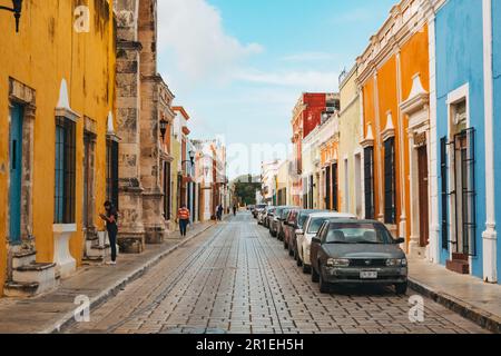 Bâtiments coloniaux espagnols peints dans diverses couleurs vives sur Calle 59 dans le centre historique de la ville de Campeche, au Mexique Banque D'Images