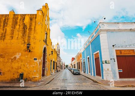 Bâtiments coloniaux espagnols peints dans diverses couleurs vives sur Calle 59 dans le centre historique de la ville de Campeche, au Mexique Banque D'Images