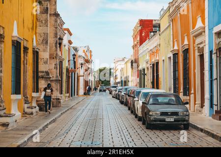 Bâtiments coloniaux espagnols peints dans diverses couleurs vives sur Calle 59 dans le centre historique de la ville de Campeche, au Mexique Banque D'Images