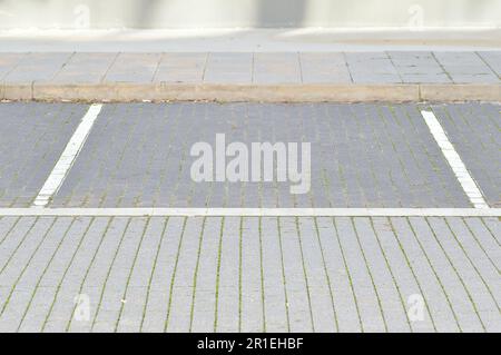 Les places de stationnement se trouvent dans un parking, avec des lignes blanches Banque D'Images